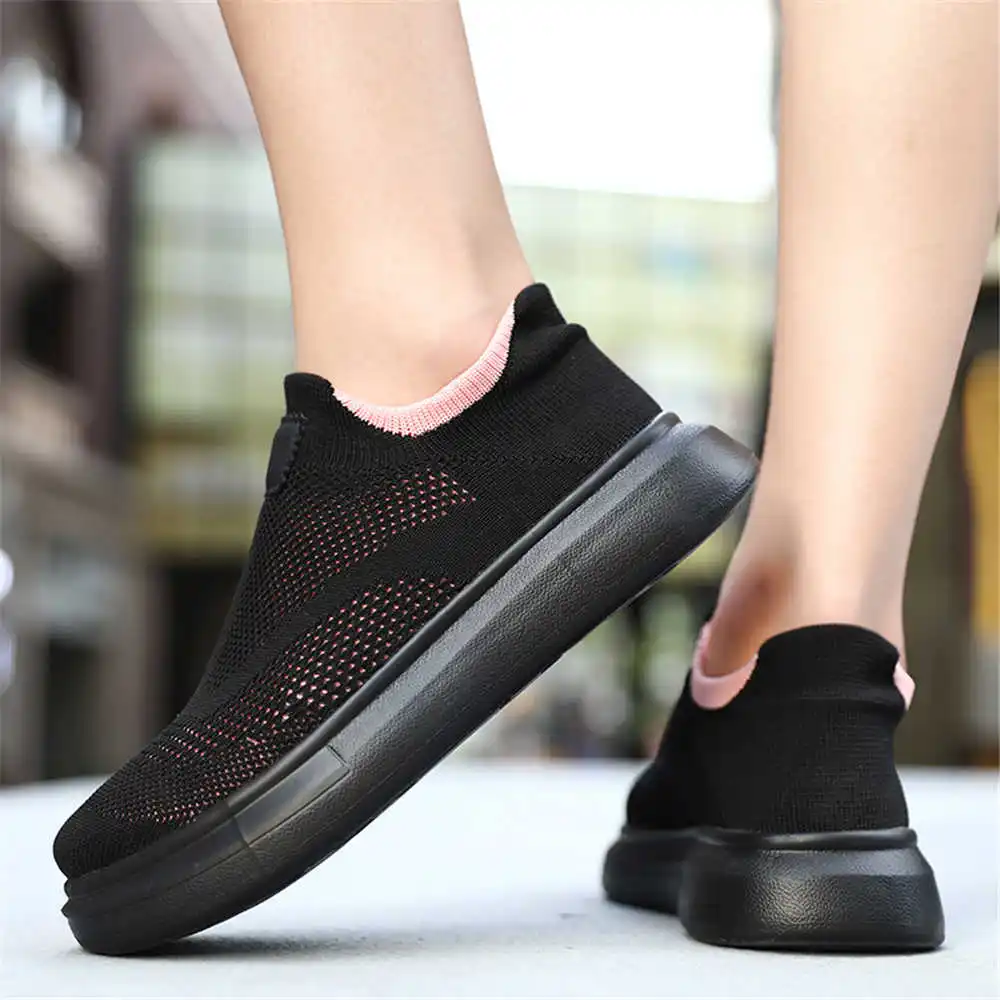 Trending Tech Accessories - Plattform Strümpfe braune Schuhe für Frau